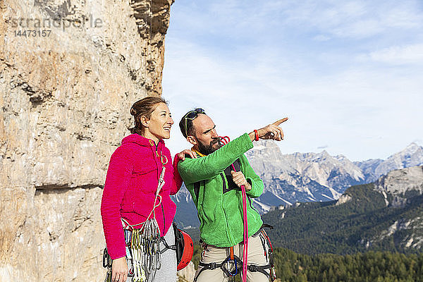 Italien  Cortina d'Ampezzo  Ehepaar mit Kletterausrüstung beim Blick und Gespräch in den Dolomiten