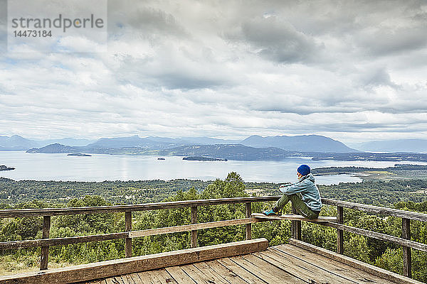 Chile  Puren  Nahuelbuta-Nationalpark  Frau sitzt auf der Aussichtsterrasse mit Blick auf den See