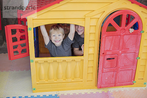 Porträt von glücklichen Kindern in einem Spielhaus