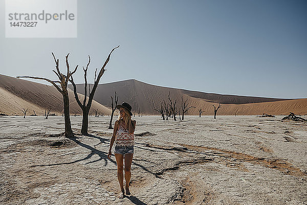 Namibia  Namib-Wüste  Namib-Naukluft-Nationalpark  Sossusvlei  Frau zu Fuß in Deadvlei