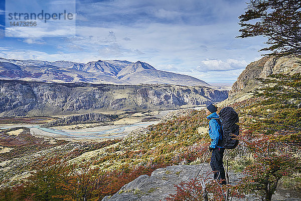 Argentinien  Patagonien  El Chalten  Frau auf einer Wanderung bei Fitz Roy und Cerro Torre