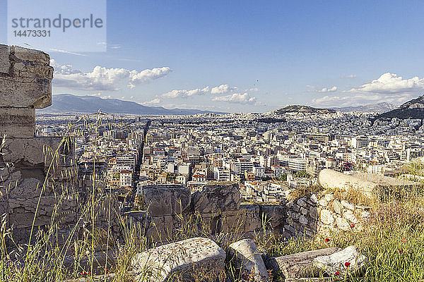 Griechenland  Athen  Akropolis  Stadtbild und archäologische Stätte im Vordergrund