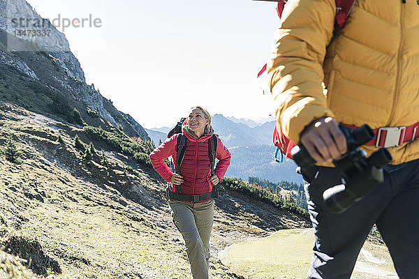 Österreich  Tirol  lächelnde Frau mit Mann wandert in den Bergen