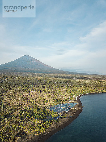 Indonesien  Bali  Amed  Luftaufnahme der Garnelenfarm und des Vulkans Agung im Hintergrund