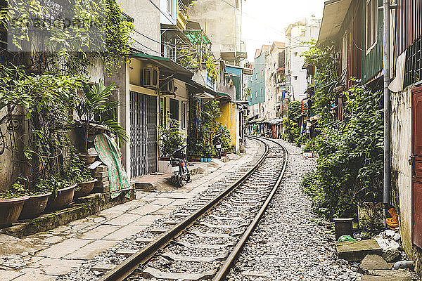 Vietnam  Hanoi  Blick auf Eisenbahnschienen in der Stadt in unmittelbarer Nähe von Häusern