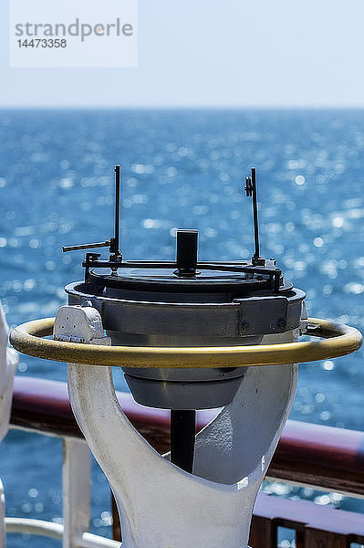 Kompass auf einem Segelboot