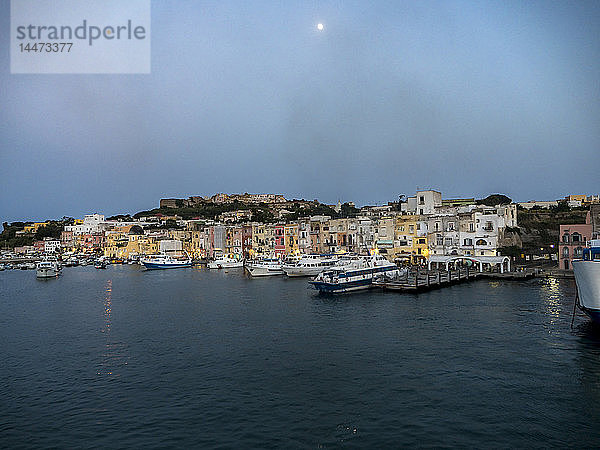 Italien  Kampanien  Neapel  Golf von Neapel  Insel Procida  Marina di Sancio Cattolico im Morgenlicht