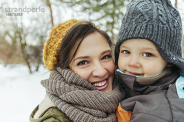 Porträt von Mutter und kleinem Sohn im Schnee