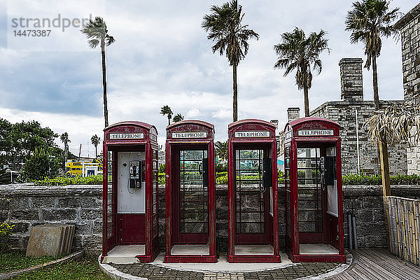 Bermuda  Alte britische Telefonzellen in der königlichen Marinewerft