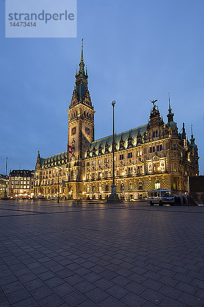 Deutschland  Hamburg  Blick auf das beleuchtete Hamburger Rathaus