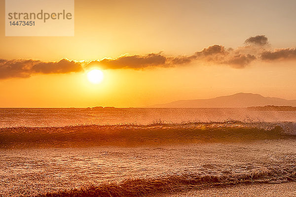 Spanien  Andalusien  Tarifa  Wellen bei Sonnenuntergang