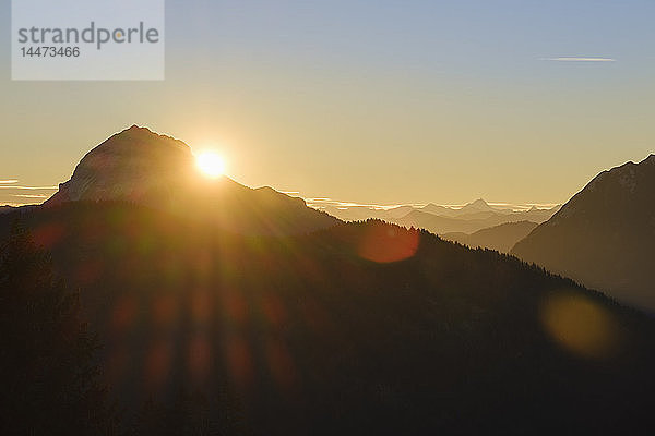 Deutschland  Bayern  Lenggries  Isarwinkel  Bayerische Alpen  Blick von der Hochalm auf Guffert bei Sonnenaufgang
