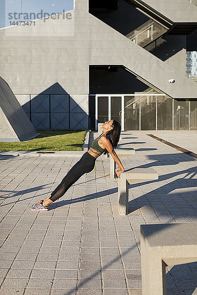 Junge Frau beim Workout in der Stadt