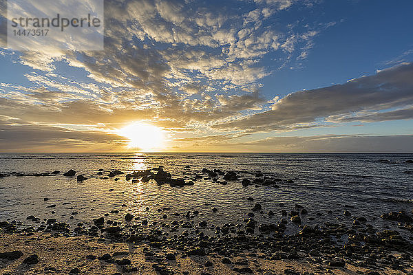 Mauritius  Westküste  Indischer Ozean  Strand von Trou aux Biches  Sonnenuntergang