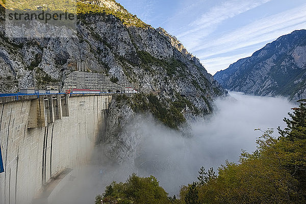 Montenegro  Provinz Pluzine  Staumauer des Stausees Pivsko jezero  Nebel im Piva-Tal