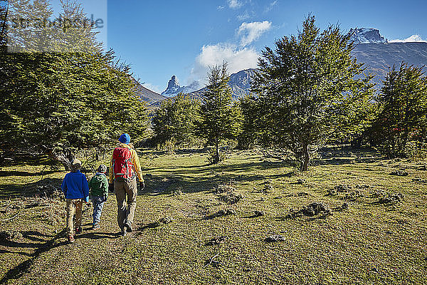 Chile  Cerro Castillo  Mutter mit zwei Söhnen auf einer Wanderung