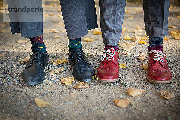 Schuhe von zwei altmodisch-eleganten  nebeneinander stehenden Männern