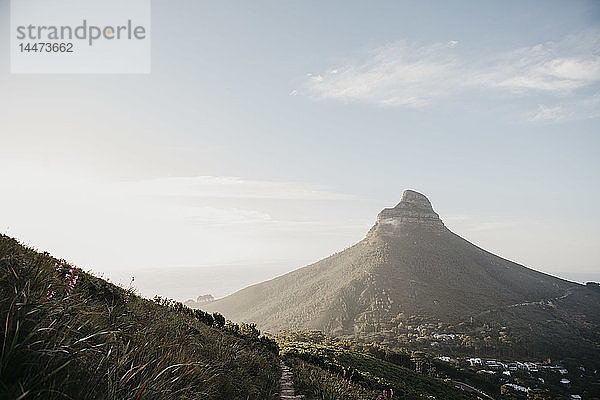 Südafrika  Kapstadt  Sonnenuntergang am Kloof Nek mit Blick auf den Löwenkopf