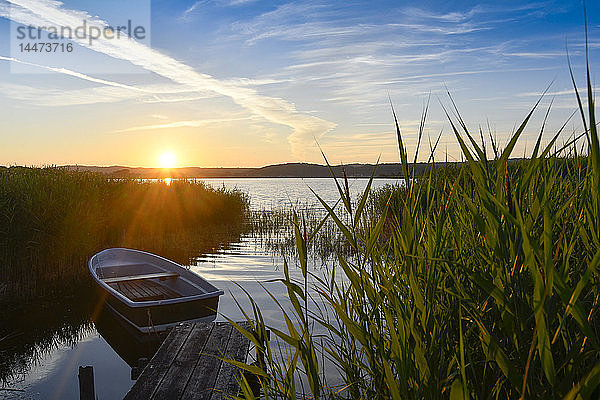 Deutschland  Mecklenburg-Vorpommern  Rügen  Sellin  leeres Ruderboot am Bootssteg bei Sonnenuntergang