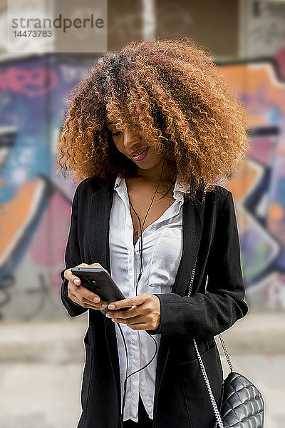 Junge Frau mit Smartphone