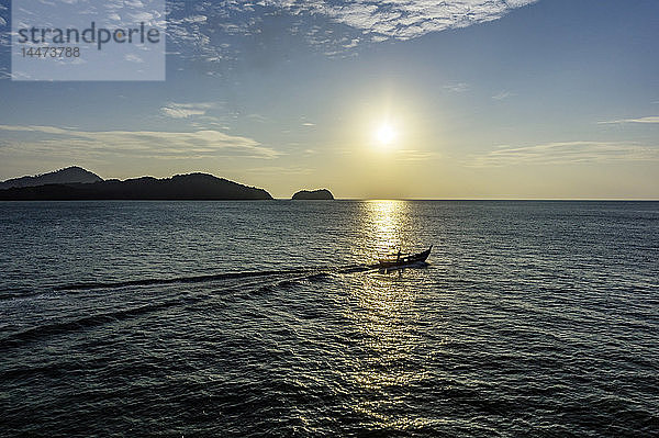 Malaysia  Pulau Langkawi  Fischerboot bei Sonnenuntergang