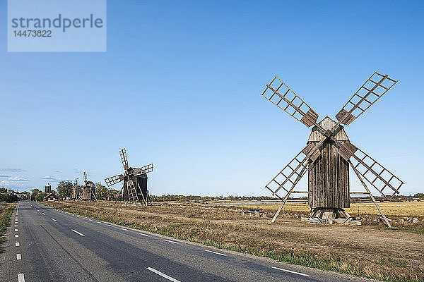 Schweden  Oeland  Windmühlen an der Straße