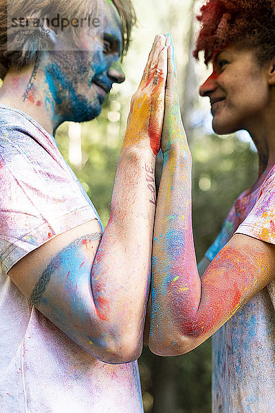 Liebespaar feiert Holi  Fest der Farben