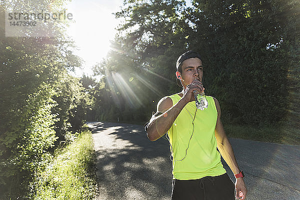 Jogger im Park Trinkwasser