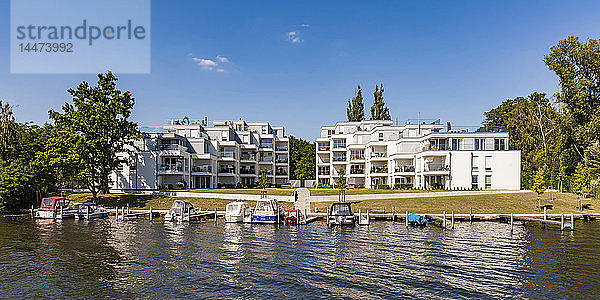 Deutschland  Treptow-Koepenick  bei Oberschoeneweide  Spreeufer und moderne Mehrfamilienhaeuser