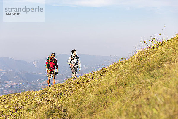 Italien  Monte Nerone  zwei Männer wandern im Sommer in den Bergen