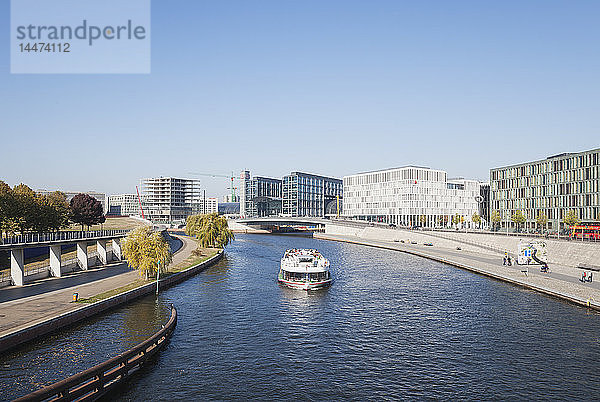 Deutschland  Berlin  Bezirk Mitte  Hauptbahnhof und moderne Architektur am Kapelle-Ufer der Spree in der Nähe des Regierungsviertels  Blick von der Kronprinzenbrücke