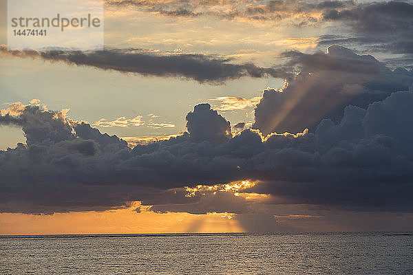 Mauritius  Le Morne  Sonnenuntergang über dem Indischen Ozean