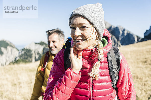Österreich  Tirol  lächelndes Paar beim Wandern in den Bergen