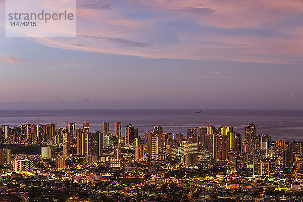 USA  Hawaii  Oahu  Pazifischer Ozean  Skyline von Honolulu  roter Himmel