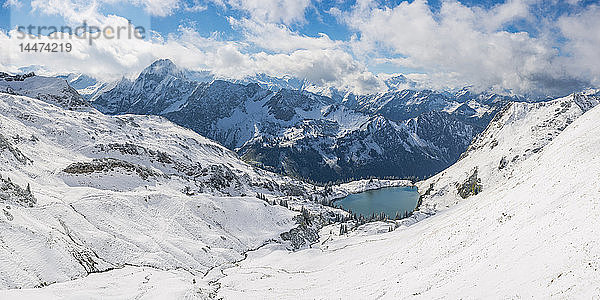 Deutschland  Bayern  Allgäu  Allgäuer Alpen  Blick vom Zeigersattel auf den Seealpsee im Winter