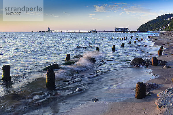 Deutschland  Mecklenburg-Vorpommern  Rügen  Sellin  alter Wellenbrecher am Strand  Sellin Pier im Hintergrund