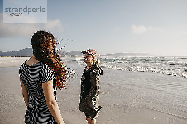 Südafrika  Western Cape  Strand von Noordhoek  zwei junge Frauen am Strand