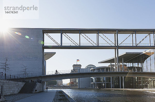 Deutschland  Berlin  Bezirk Mitte  Regierungsviertel  'Band des Bundes'  Brücke zwischen Ost und West  Paul-Loebe-Gebäude und Marie-Elisabeth-Lueders-Gebäude