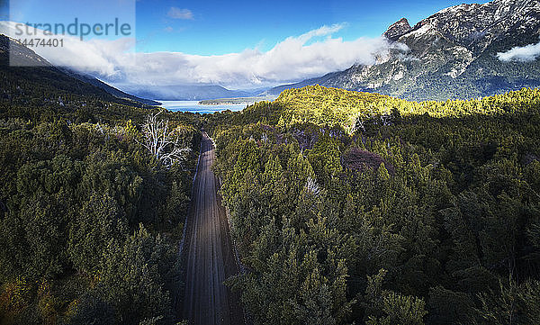 Argentinien  Patagonien  Lago Futalaufquen  Drohnenbild einer Schotterstraße durch Wald