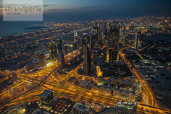 Vereinigte Arabische Emirate  Dubai  Down Town Dubai und Sheikh Zayed Road in der Abenddämmerung