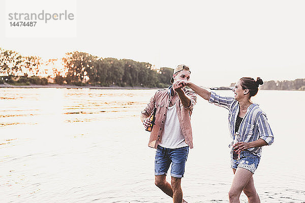 Glückliches junges Paar an einem Fluss