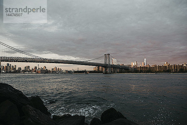 USA  New York  New York City  Blick auf Brooklyn und Manhattan Bridge im Morgenlicht