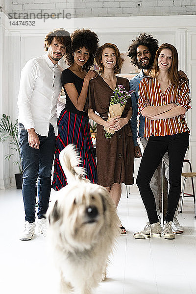 Gruppenbild mit einem Hund  von Freunden  die den Geburtstag einer jungen Frau feiern