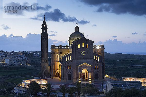 Malta  Gozo  Basilika Ta' Pinu  Nationalheiligtum  Blaue Stunde