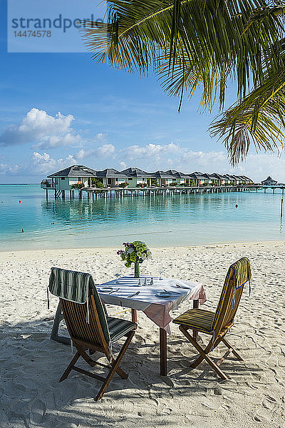 Malediven  Ari Atoll  Nalaguraidhoo  Sun Island Resort  gedeckter Tisch am Strand