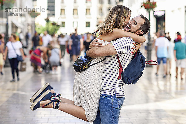 Spanien  Andalusien  Malaga  glückliches Paar umarmt sich in der Stadt