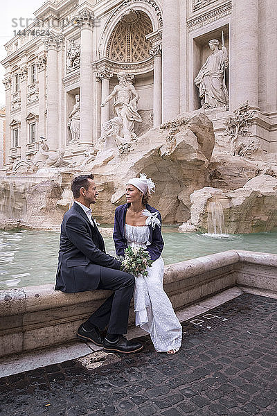 Italien  Rom  Hochzeitspaar in der Fontana di Trevi