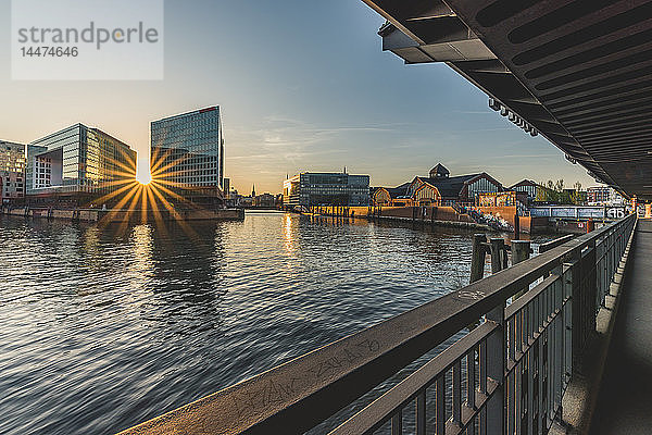 Deutschland  Hamburg  Blick auf Ericusspitze und Deichtorhallen von der Oberhafenbrücke bei Sonnenuntergang