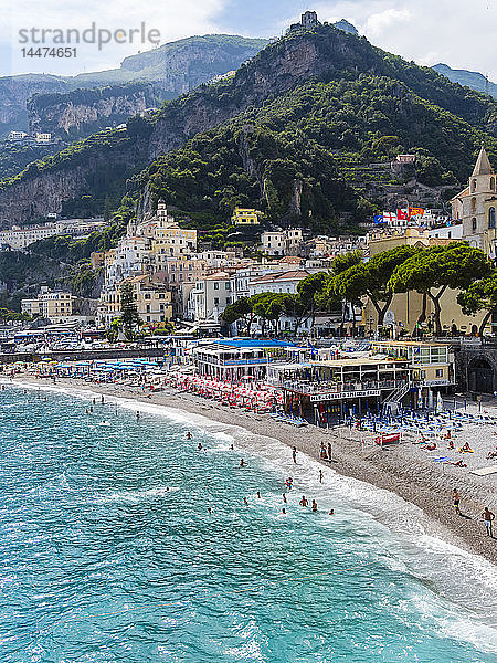 Italien  Amalfi  Blick auf die historische Altstadt mit Strand im Vordergrund