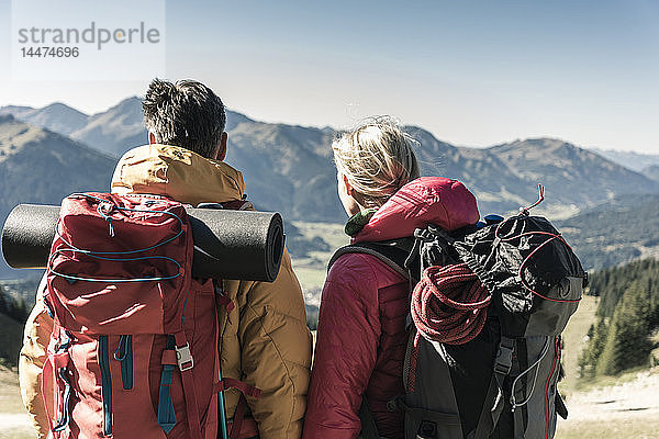 Österreich  Tirol  Rückansicht eines aussichtsreichen Paares auf einer Wanderung in den Bergen